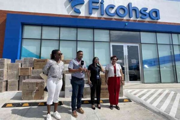 Grupo Ficohsa muestra solidaridad al apoyar con suministros médicos al hospital temporal en Roatán